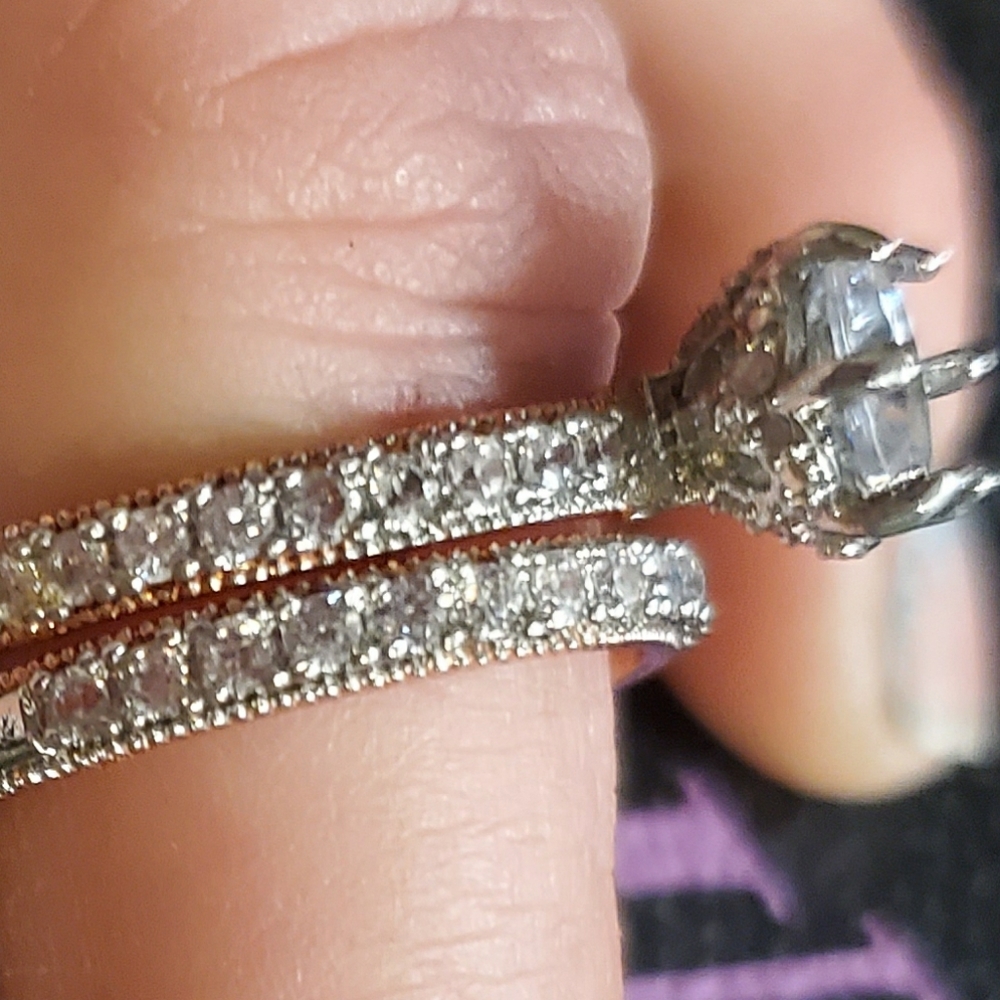 925